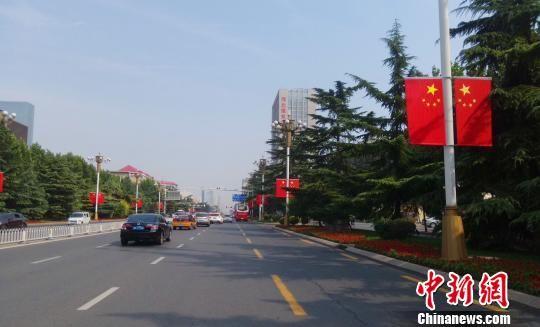 石家庄市区街头挂满国旗。 张帆 摄 石家庄市区街头挂满国旗。 张帆 摄